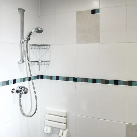 Riverbank Cottage-uk42229 *